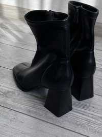 Черные ботинки на каблуке STRADIVARIUS