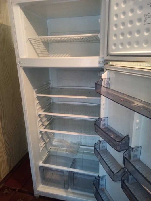 Великий та вмісткий холодильник Rainford