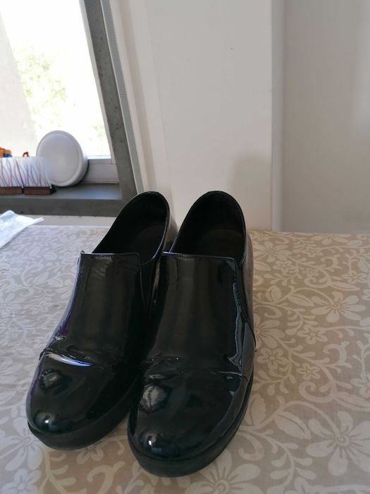Vendo Sapatos de senhora muito bonitos como novos