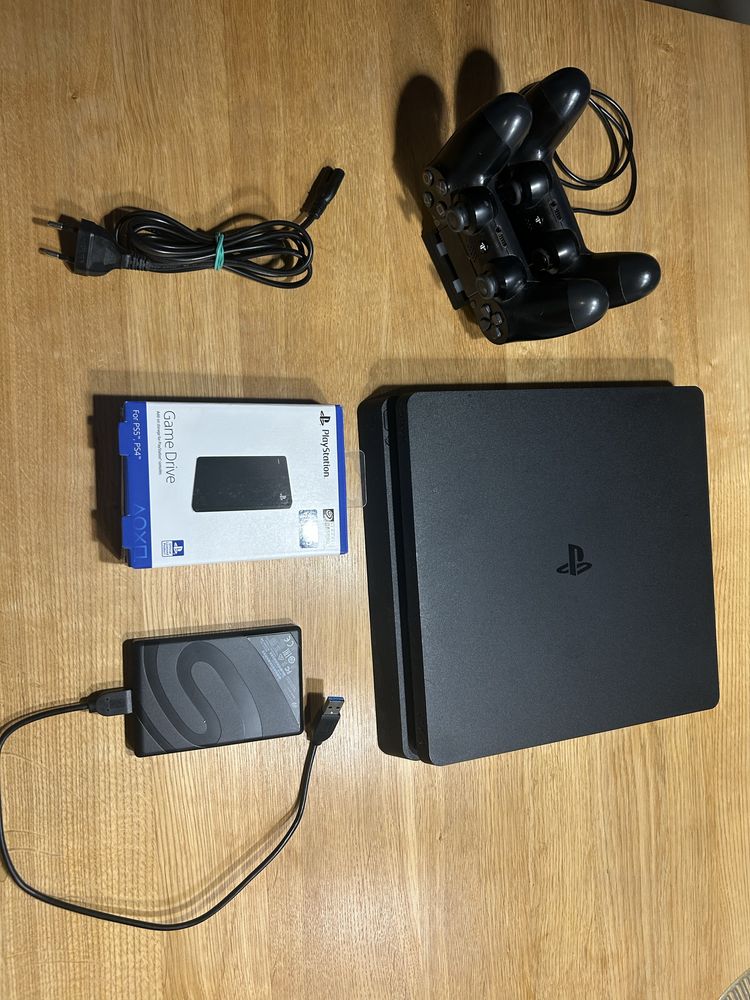 PlayStation 4 , dwa pady, podstawka ładująca pady, DYSK 2TB