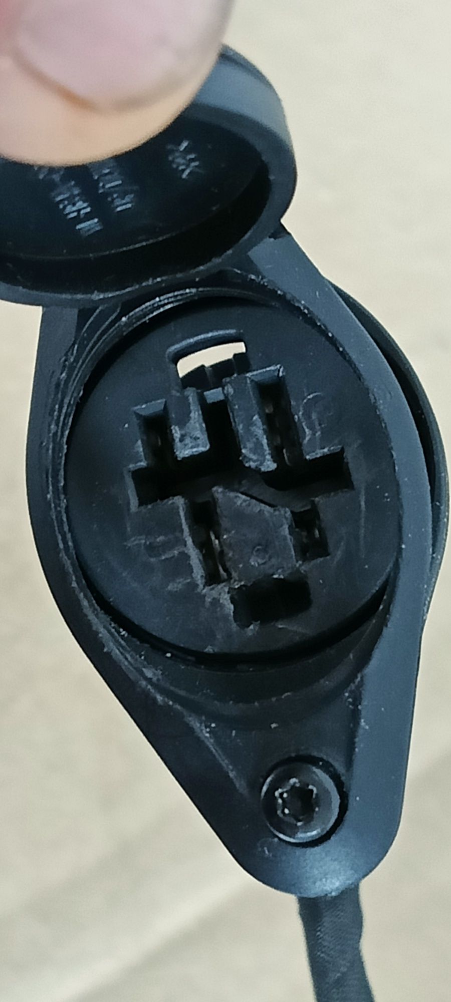 Nr1. Bosch Smart, gniazdko do baterii , kabel ładowania. Tuba