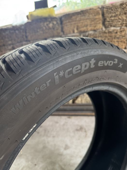 Майже нові зимові шини 235/55 r18 Hankook