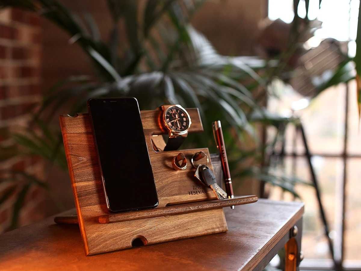 STOJAK NA TELEFON drewniany organizer z orzechu | na klucze | dokująca