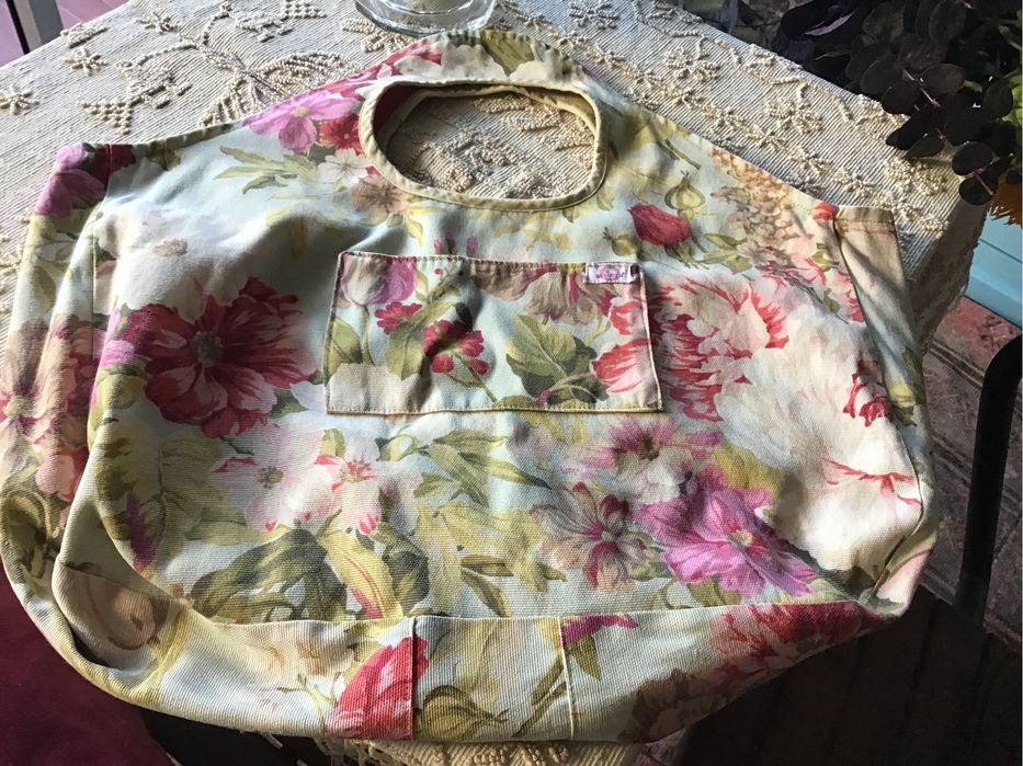 Saco reversivel padrão floral de um lado e riscas do outro. NEGOCIÁVEL.