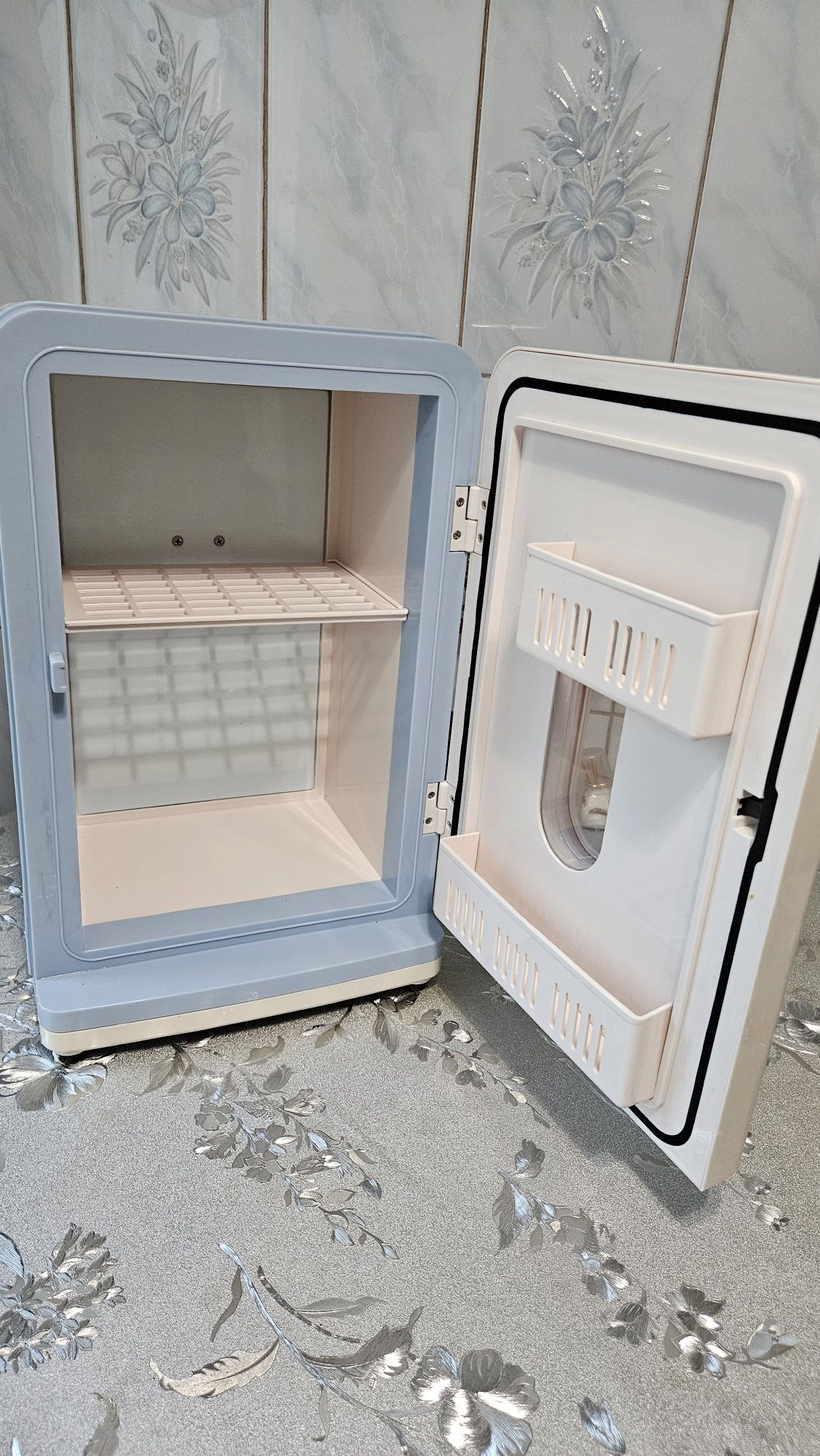 МІНІ-Холодильничок переносний, відAMWAY ,новий  і автомобільний