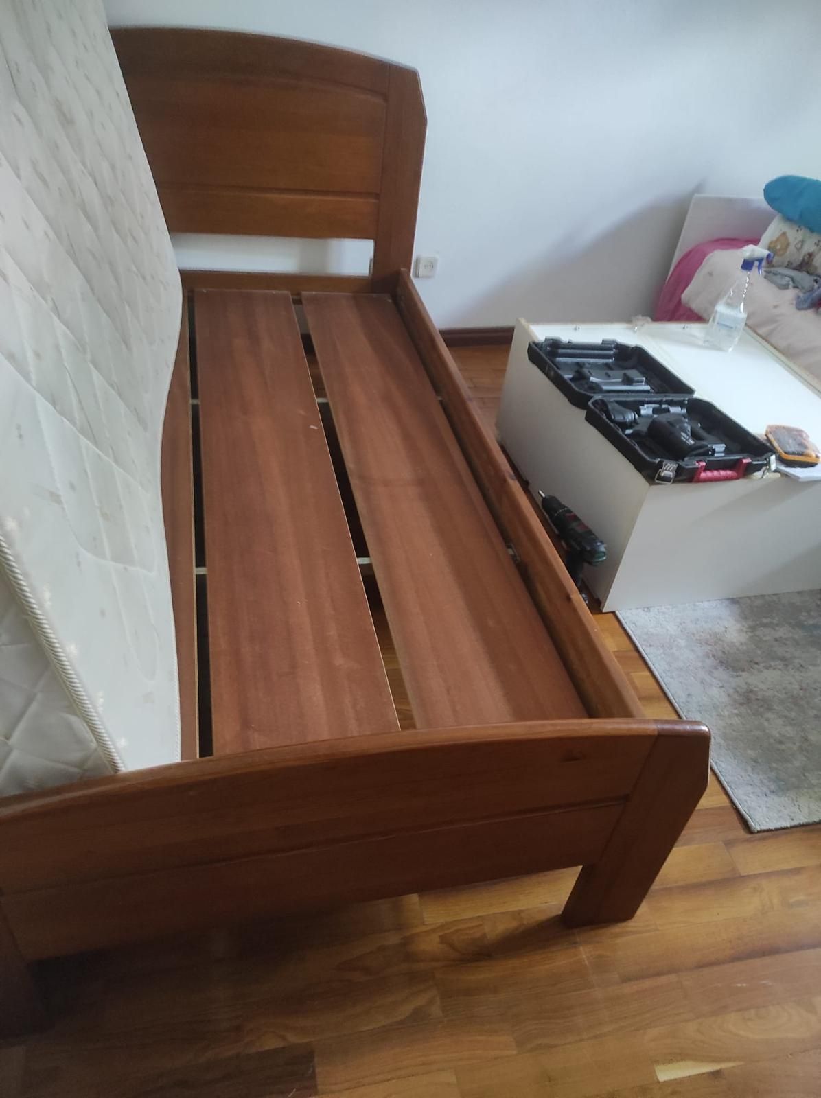 Cama individual em madeira