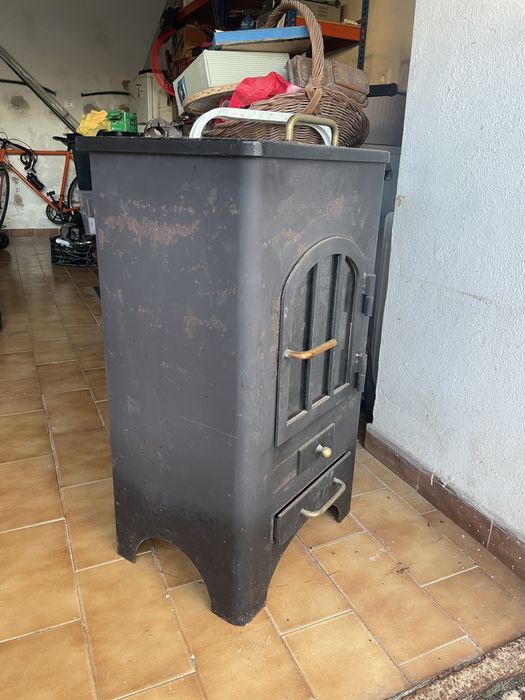 Salamandra antiga preta com pormenores em dourado