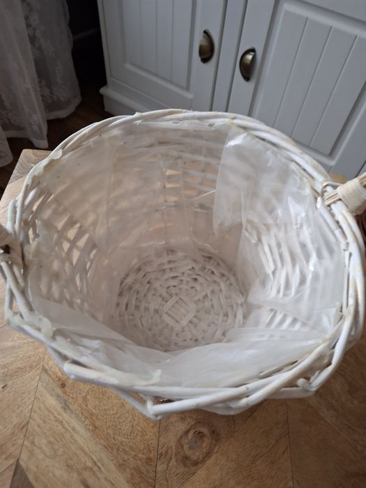 Biały kosz wiklinowy stroik