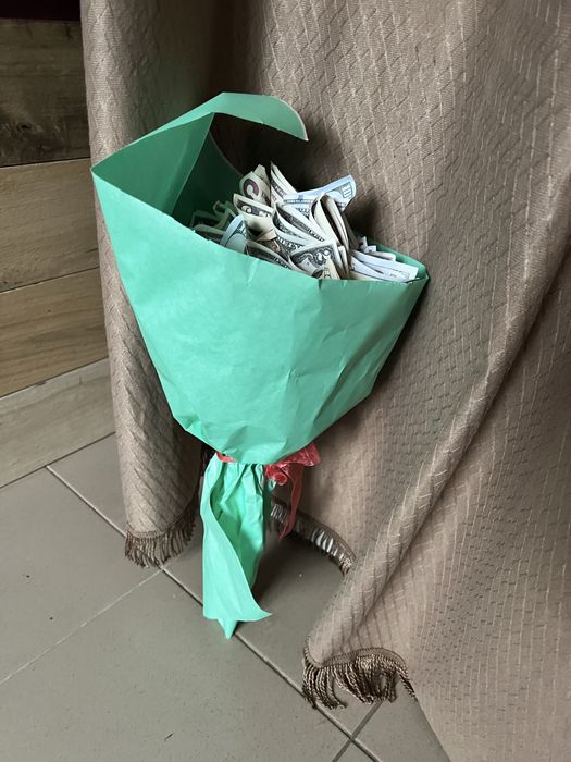 Букетик з фальшивих доларів