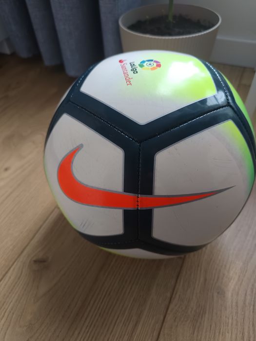 Piłka do piłki nożnej nike