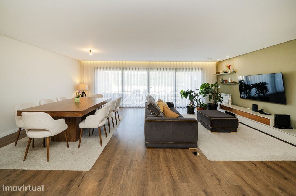 Moradia T3+1 moderna em Lomar com 3 suites, logradouro e garagem