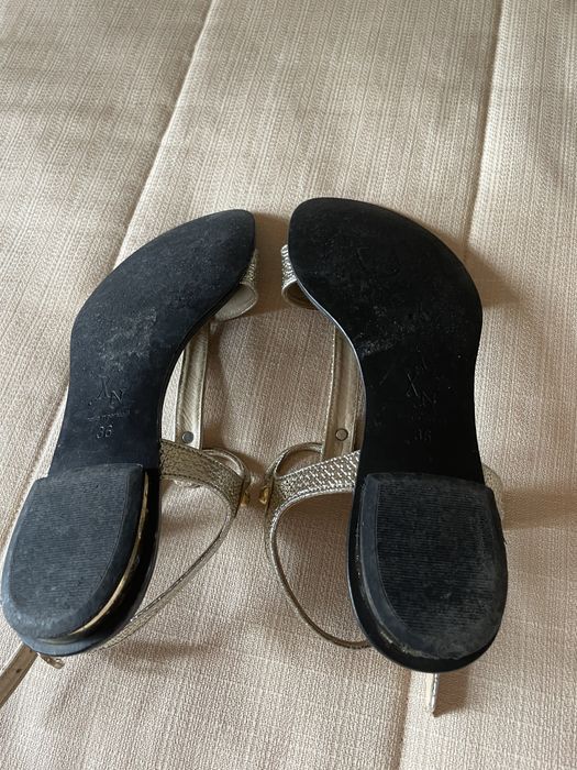 Sandálias douradas tam36