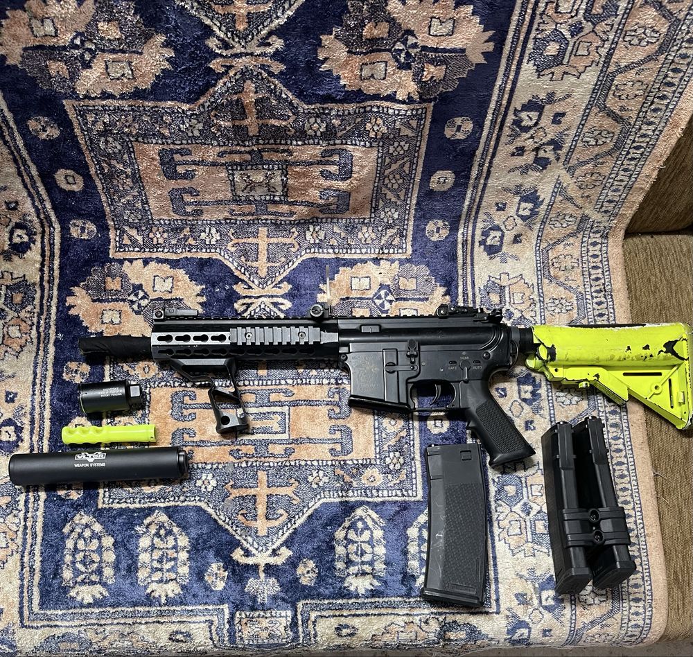 Armas airsoft (1 pistolas, 1 sniper, 1 m4)