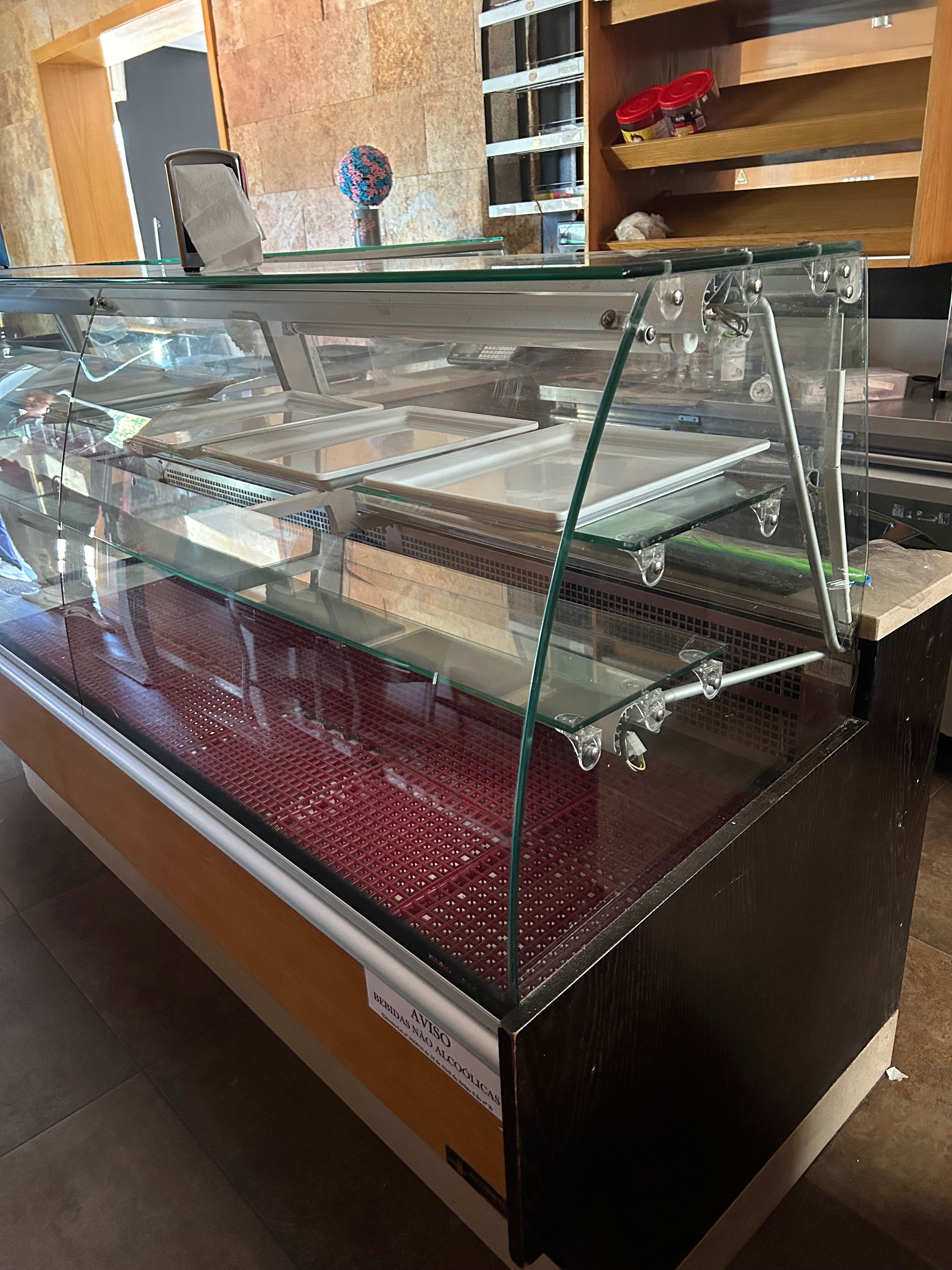Vitrine com frio e neutras, estante com prateleiras e expositores.