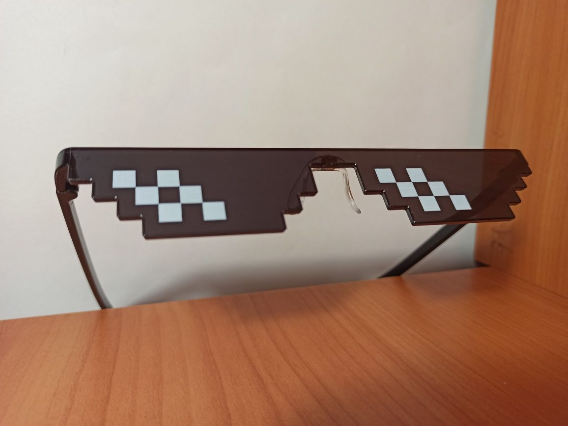 Піксельні чорні окуляри із Майнкрафт
