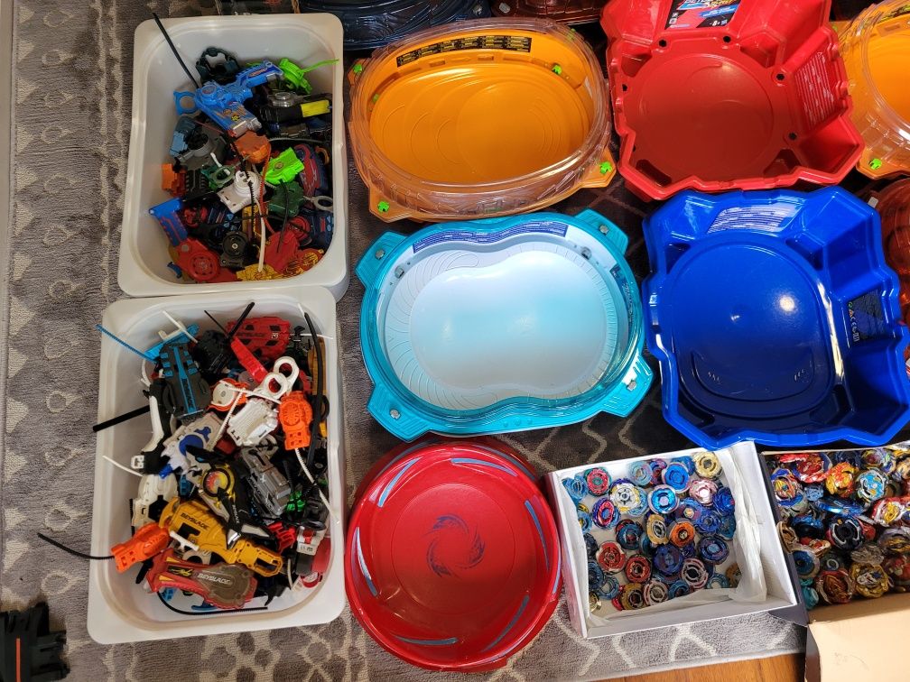 Enorme Coleção de Beyblades a venda