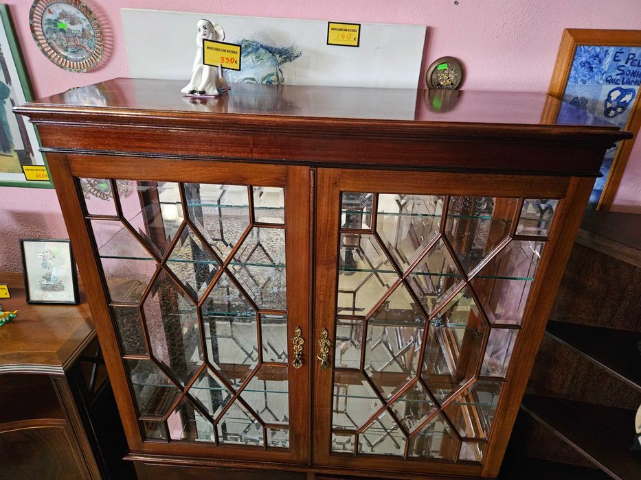 Cristaleira antiga em óptimo estado geral