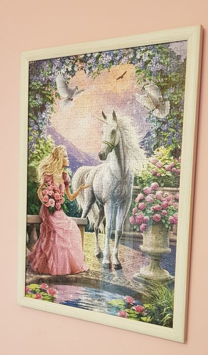 Obraz z puzli duży,  oszklony w drewnianej ramie.