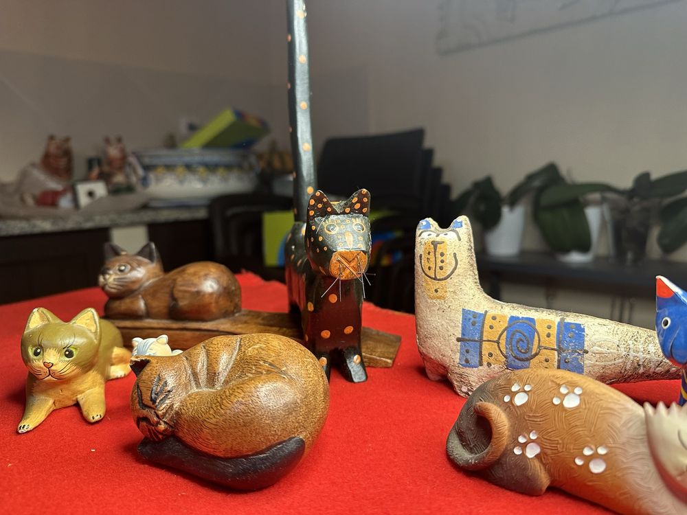 Conjunto de 8 gatos em ceramica, madeira, massa e pedra