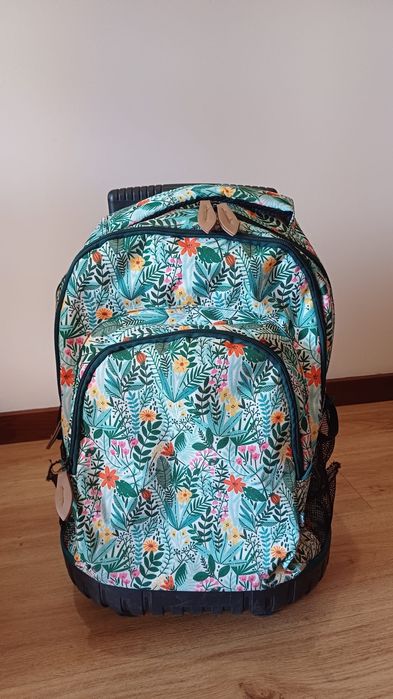 Mochila escolar com rodinhas e alça retrátil
Possui vários compartime
