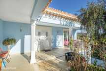 Moradia isolada com garagem, jardim e quintal