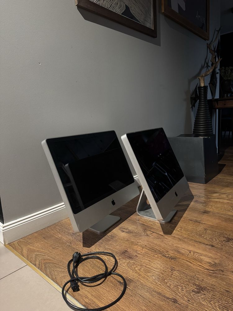dwa komputery mac imac monitory stacjonane os ios apple ispot silver