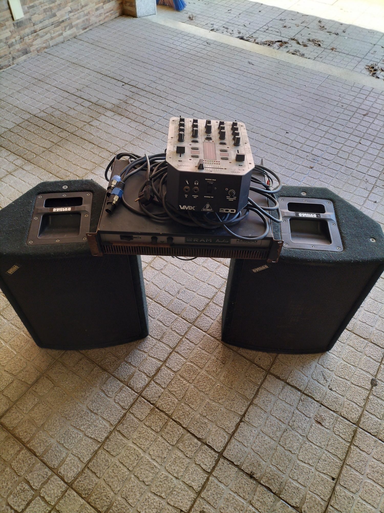 Sistema de som com amplificador e mesa