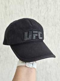 Czarna czapka z daszkiem z napisem UFC