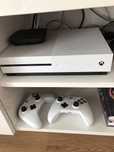 Vídeogame Xbox One com 2 comandos/controles