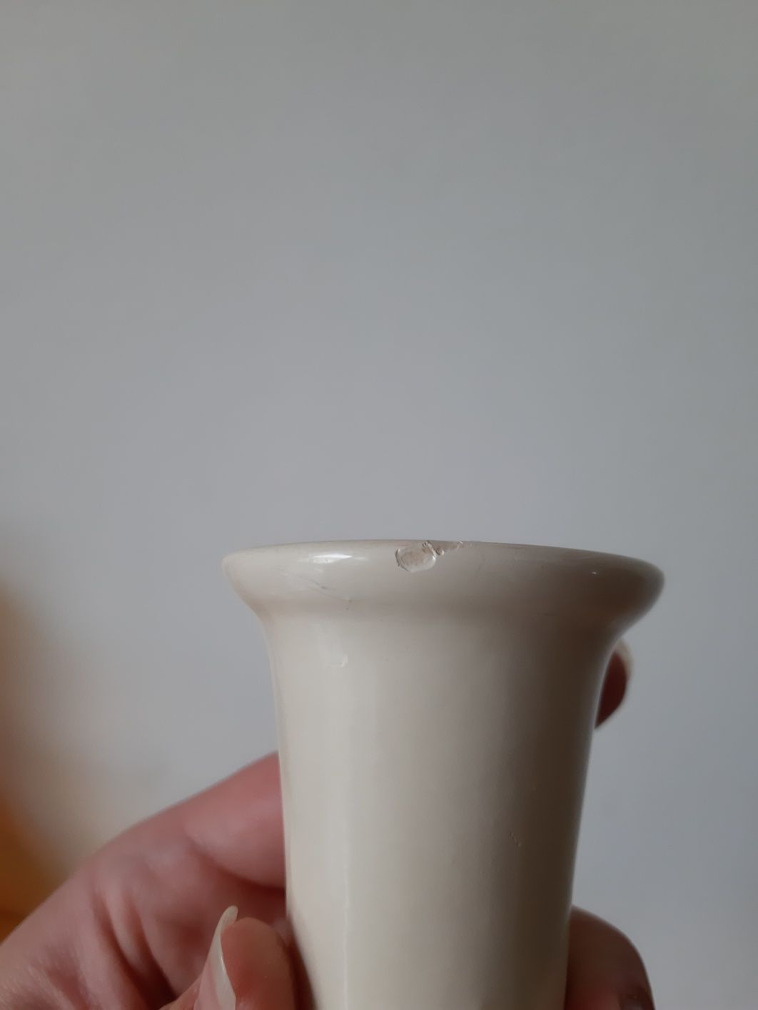 Uroczy stary wazonik Prl wazon porcelana ecru