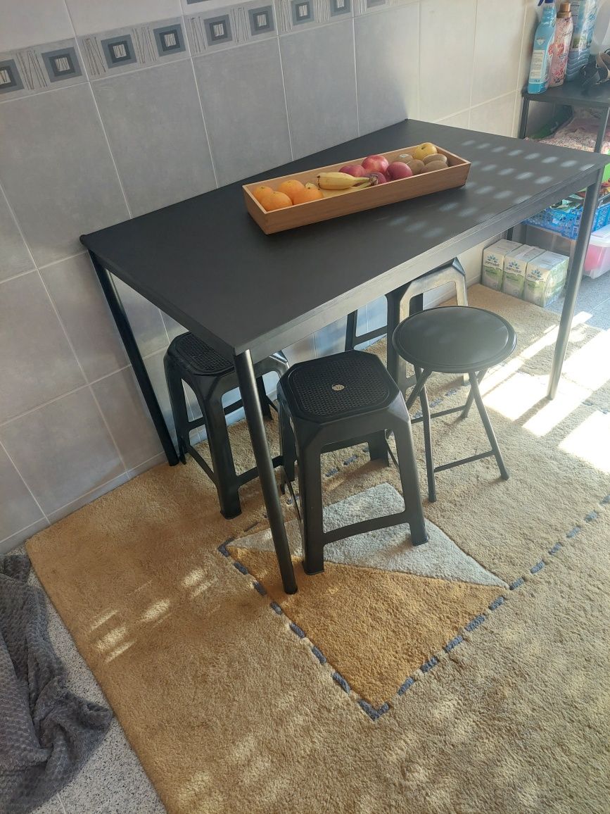 Mesa de refeições em madeira moderna e atual com pernas em aluminio a
