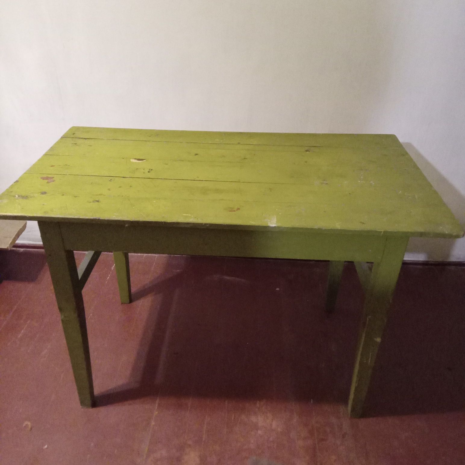 Продам деревянный стол.