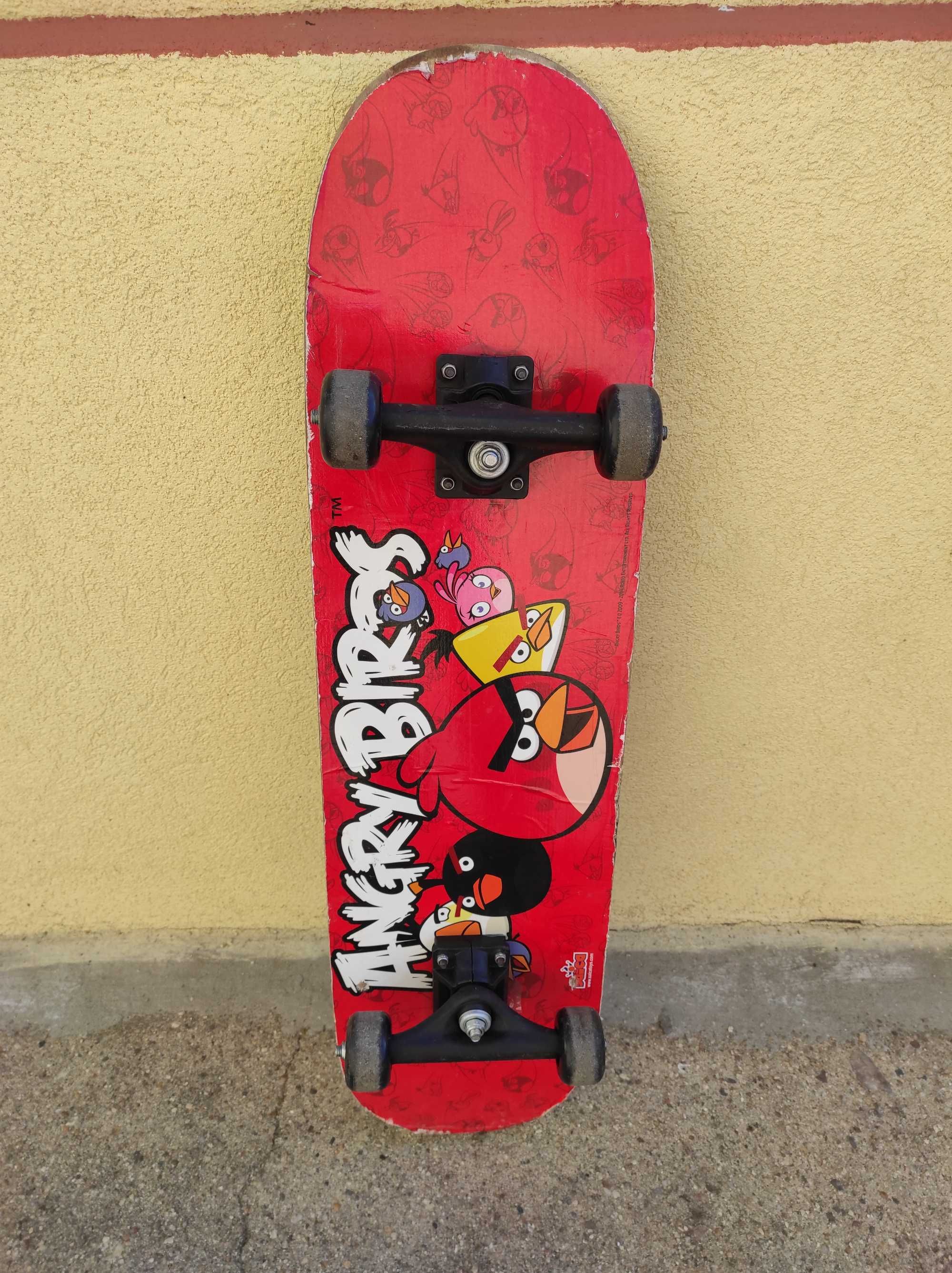 Skate com 75cm de comprimento em ótimo estado de funcionamento