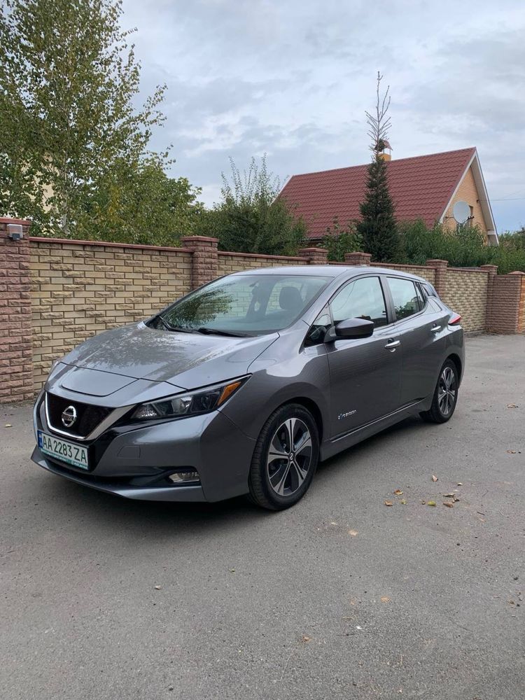 Nissan Leaf ze1 2018 рік