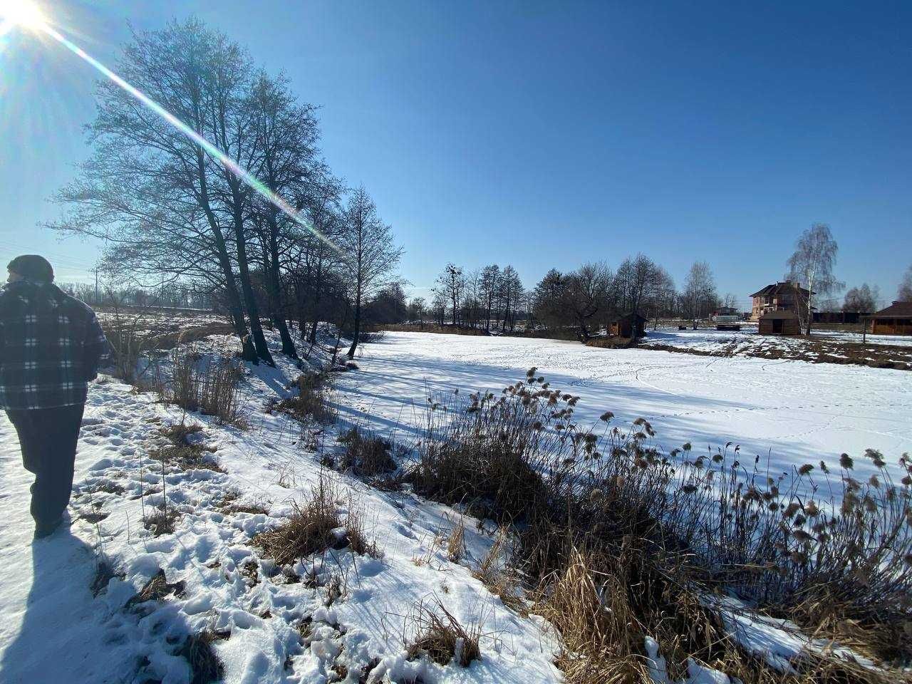 Продаж: Ділянка, с. Микуличі в мальовничому місці на березі озера