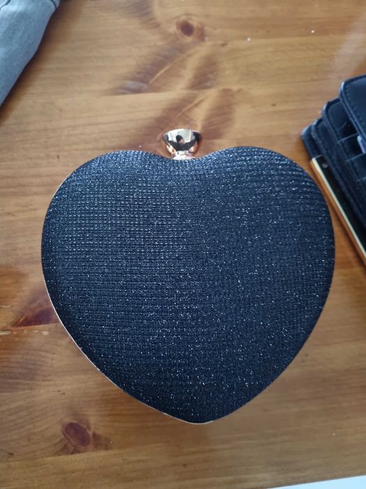 Carteira preta em coração