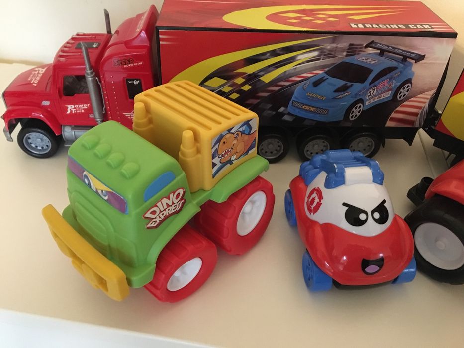 Zestaw aut dla malucha.