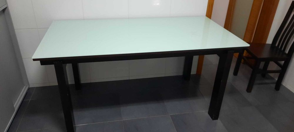 Mesa jantar com tampo de vidro