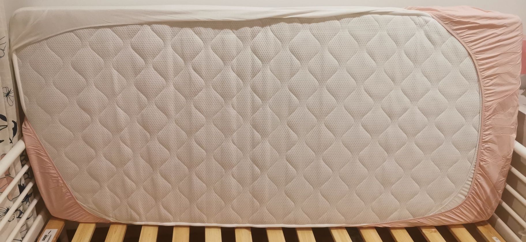 Cama de solteiro branca