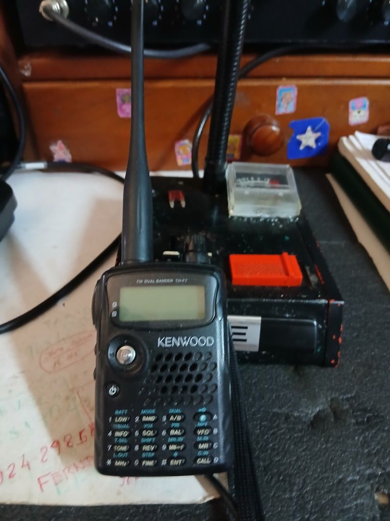 Vendo este radio portátil com um problema não têm bateria mas trabalha