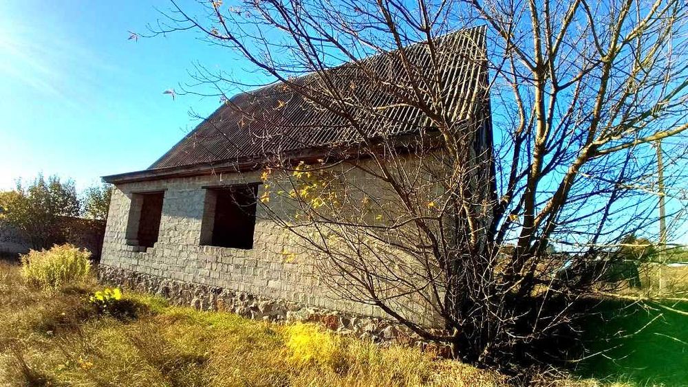 Продам коробку та 16сот.землі в с.Зурівка.Тихе місце.Від Києва 47км.