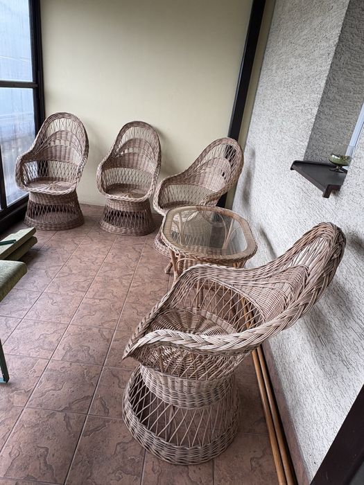 Komplet stół szklany i krzesła wiklinowe brązowe okrągłe na kole