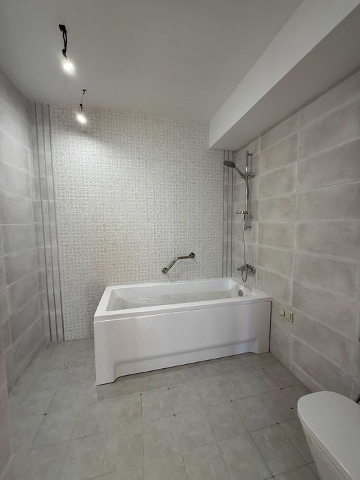 Продам котедж 480м  с.Шпитьки 17 км по Житом. трасі 15с.біля озера