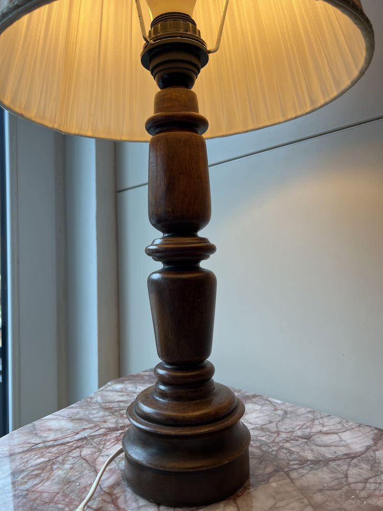 Stara piękna drewniana lampka abazur z materialu