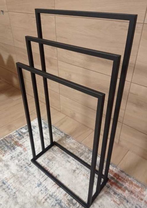 Wieszak na ręczniki wolnostojący czarny metal loft nowoczesny
