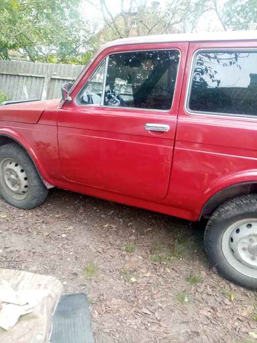 Машина нива на ходу