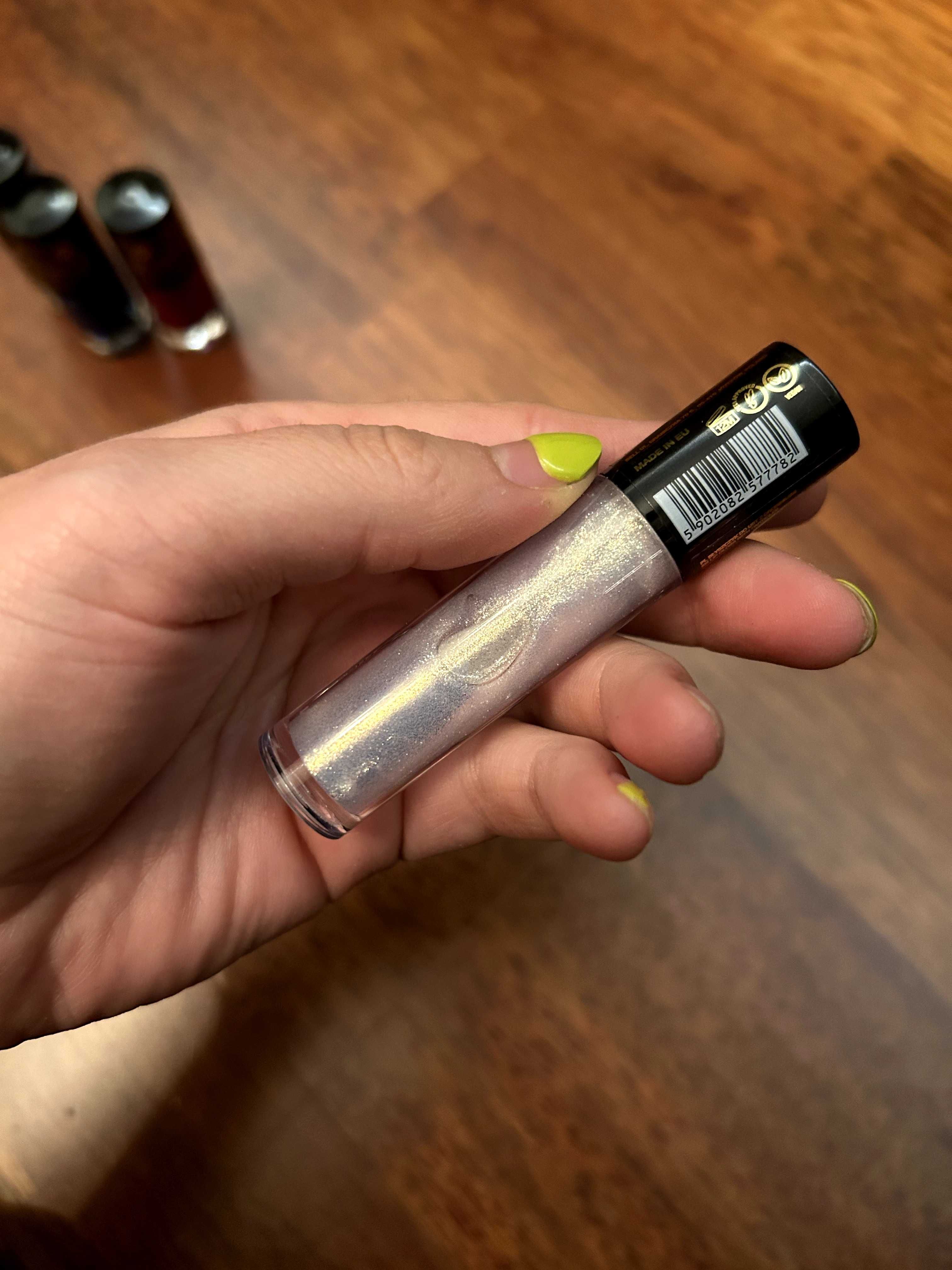 Błyszczyk do ust z drobinkami lip Volumizer bell