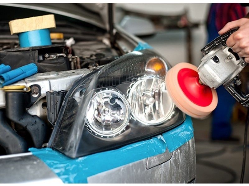 serviço de limpeza de faróis de automóveis