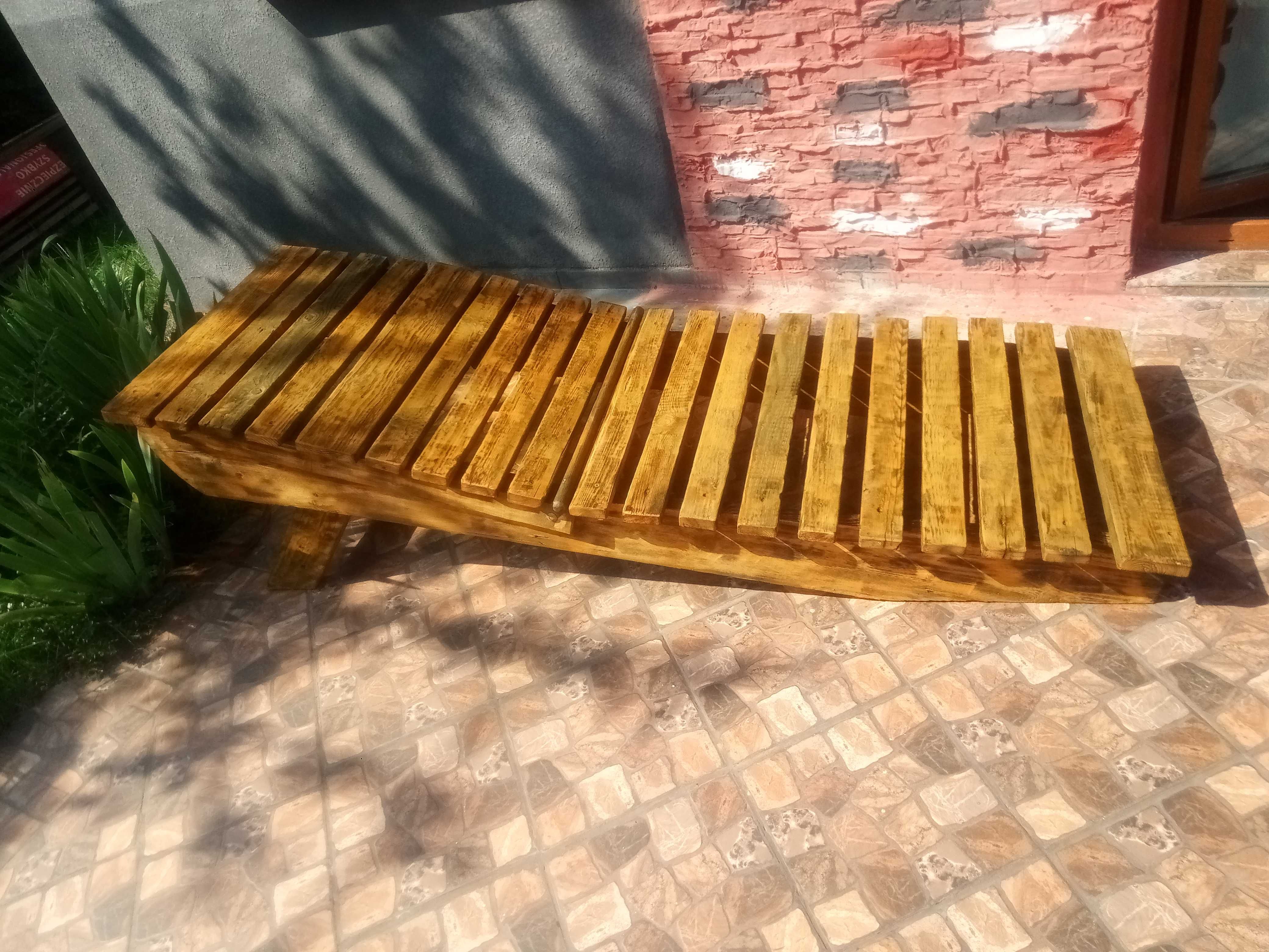 drewniany leżak ogrodowy  ławeczka