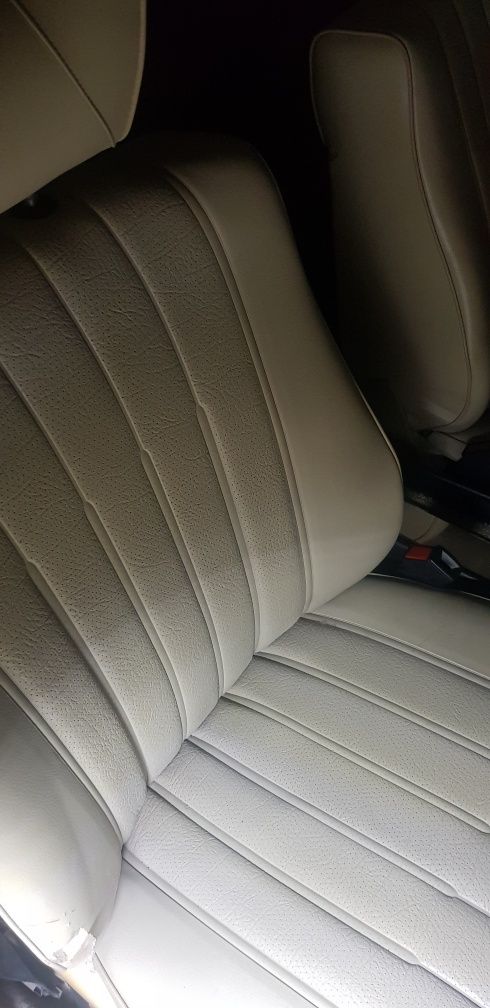 Garagem junto com carro clássico